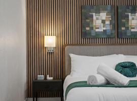 PFR Suites - Highland, 3BR 2BA Shadyside Condo, 2 Decks and Off-Street Parking, hotel in Pittsburgh