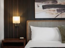 PFR Suites - Highland, 3BR 2BA Shadyside Condo, 2 Decks, 3rd Floor Walkup, hotel in Pittsburgh