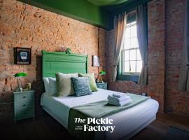 Pickle Factory Hotel - 2BR Near Stadiums & Downtown, hotel i Covington