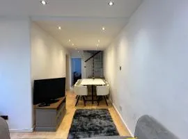 Week and Month Stays 3 Bed Flat and Cinema Room