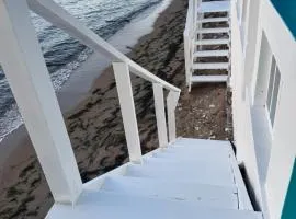 2nd Floor Beachfront Sleeps 6 Walkable Snorkeling