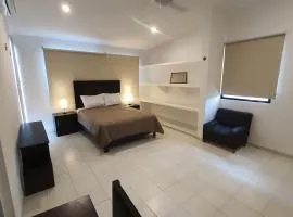 Amplia habitación AA, TV, Frigo, Céntrica, cerca de la T1