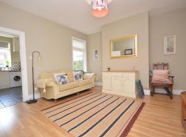 4 Bedroom family home, hotel in Castleford