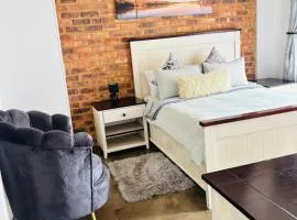 Cosy escape Balcony High speed WiFi Amenities