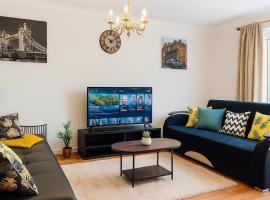 Modern 3-Bedroom Home with Free Parking for Family, Contractors and Tourists!, hotel in Sittingbourne