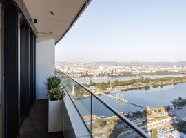 Skyline Suite - Danube-View Balcony & Pool, hotel de playa en Viena