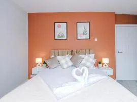 3 Bedroom House Near Manchester Airport with Free Parking, Ideal For Airport Workers & Families - Hosted by Eason Stays