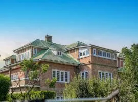 SaffronStays Awakening, Srinagar - Heritage family suite, Khattamband ceilings, lawns, Kashmiri cuisine-near Jhelum & airport