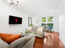 Spacious 3BR Townhouse with Modern Design in Downtown Vancouver