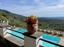 Casa design with pool Tuscany, hotel in Matraia
