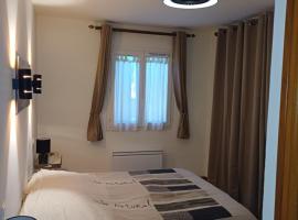 CHARMING studio proche centre，位于卡斯特拉讷的酒店