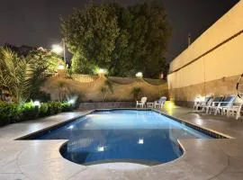 فيلا فندقيه مع حمام سباحه وحديقه 0306-888-0106