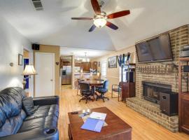 4 Blocks to ATandT Stadium Home with BBQ-Ready Yard!, hotel in Arlington