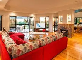 Bringa - Spacious Bushland Retreat with Scenic Views