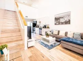 Modern 1-Bedromm Loft In Hollywood With Viwe of Hollywood Sign