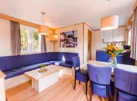 Lakefront Chalet w Terrace, hotel in Well