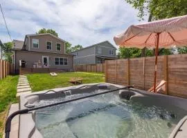 Nashville 4 Bedroom House with Hot Tub and Backyard Close to Downtown