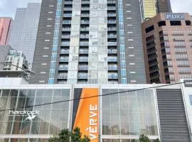 Melbourne CBD Central large 3BR2BTH with Gym Pool Heater