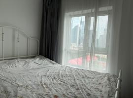 Cozy and Modern Condo near CBD and 2nd Ring Road, Changan Avenue with the view of CITIC Tower, condo em Pequim
