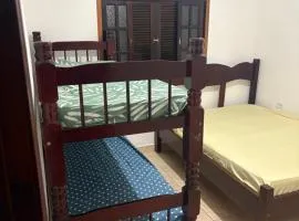 Suíte com ar-condicionado cozinha gourmet com churrasqueira e piscina