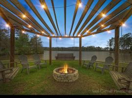 Serenity pointe lake house, hotel a Andalusia