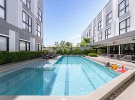 Gate43 Airport Hotel