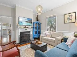 Bright 3 Bed House with Garden BBQ & Fireplace
