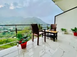 Hotel The SSB - Property of the Year ! Luxury Balcony Rooms ! Mountain View ! Rooftop Cafe ! Big Parking !