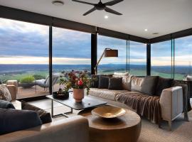 Sky High- iconic ridge-top retreat, hotel i Hepburn Springs