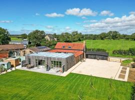 The Old Dairy A Stunning Detached Rural Retreat, hotel v destinaci Crudwell