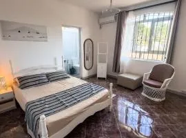 Surfers House - Garden & Views