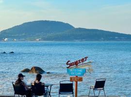 Moya Resort Hotel-Near Laoshan Scenic Area,Free Private Beachcombing, Free DIY Experience, 3 Free Photographers' Photos, Paid provision Featured Seafood, hotel em Qingdao