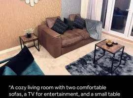 Luxury Home in Ashford with Hot Tub and free Parking