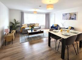 Modern One Bed Flat at Dawe Luxury Suites - An Entire Apartment near Ely Cathedral & Train Station - The Perfect Gateway to Explore Ely, Cambridge, Norfolk & London - Sleeps up to 4, hotel i Ely