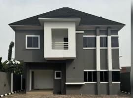 4 bedroom duplex、ポートハーコートのアパートメント