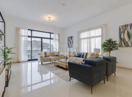 Coastal Escape with Private Pool, Breathtaking Sea And Mountain Views, Near Al Aqah Beach - Al Dana Island, Fujairah by Deluxe Holiday Homes, hotel con pileta en Fujairah