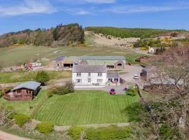Balmeadowside Farmhouse with Hot Tub