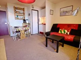 Studio cabine 4 pers. exposé Sud, au pied des pistes avec balcon et toutes commodités - FR-1-340-75