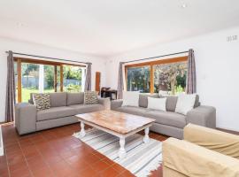 The Vines Family Home with Pool and Braai, hotell i Kapstaden