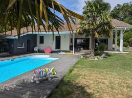Maison moderne à Soyaux avec piscine privée et parking - FR-1-653-279, hotel in Soyaux