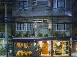 Collection O Jasaen Stylish Unique Hotel