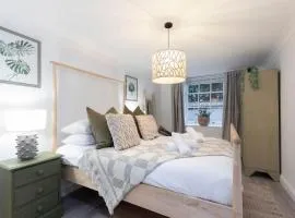 Beautiful 2-Bed 2 Bath Regency Flat with Parking