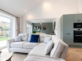 Comfortable and Contemporary 5-Bed 3 Bathroom Home