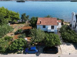 Apartman Maris, hotel v destinácii Tkon