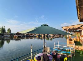 Houseboat Young Life, botel v destin&aacute;cii Srinagar