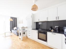 Deluxe Apartment with garden! Free Garage Parking included! Near SCS & Industry Center NÖ, place to stay in Wiener Neudorf