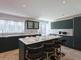 Free Parking 14-Bed Home Large Groups