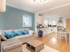 Stunning 2 Bedroom Flat with Charming Patio