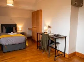 Hull 2-Bed with Parking for contractors