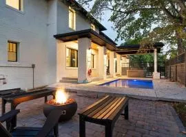 The Davis Luxury Retreat Villa 1-Block from Dolly